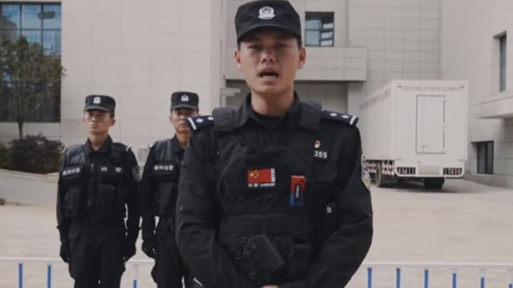 Επικό βίντεο της κινεζικής αστυνομίας με συμβουλές σε περίπτωση επίθεσης με μαχαίρι