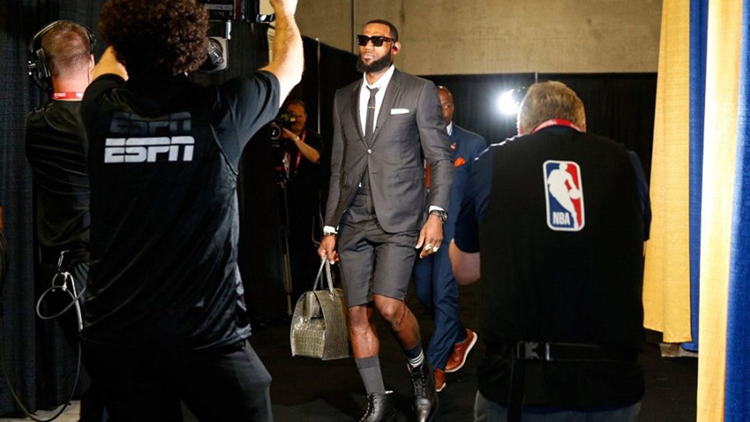 Το σετ σακάκι-σορτσάκι του Λεμπρόν που έγινε viral- ΦΩΤΟ- ΒΙΝΤΕΟ