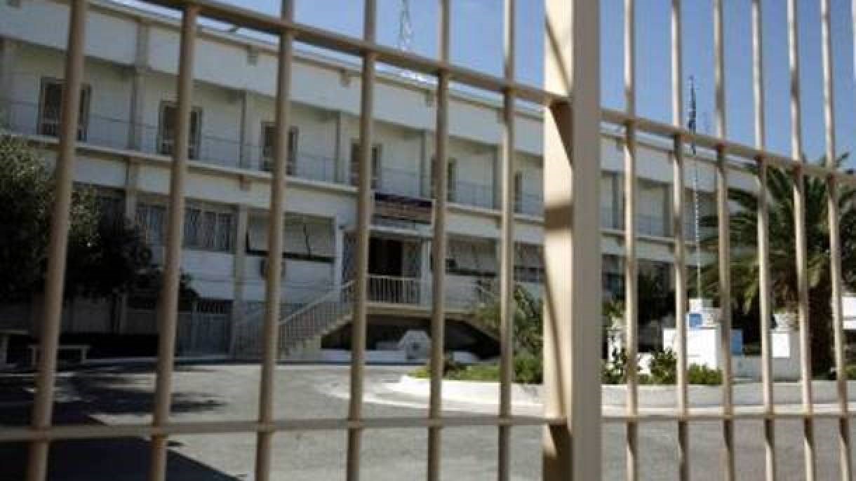 Στο δρόμο για τη φυλακή το ζευγάρι που επιτέθηκε με σκεπάρνι σε άνδρα στην Πάτρα