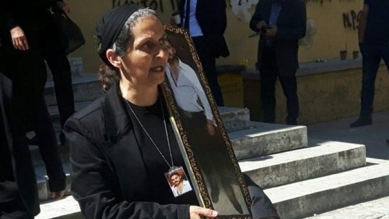 Λύγισαν οι πάντες με την εικόνα της χαροκαμένης μάνας του Μανώλη – Το φονικό, η “εξορία” και οι φόβοι για βεντέτα