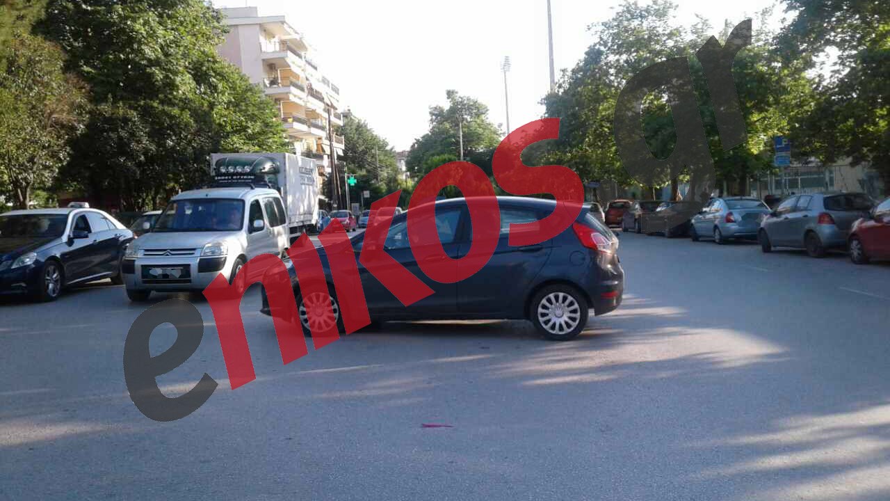 Πάρκαρε το αυτοκίνητό του μπροστά από νησίδα στην Καλαμαριά – ΦΩΤΟ αναγνώστη