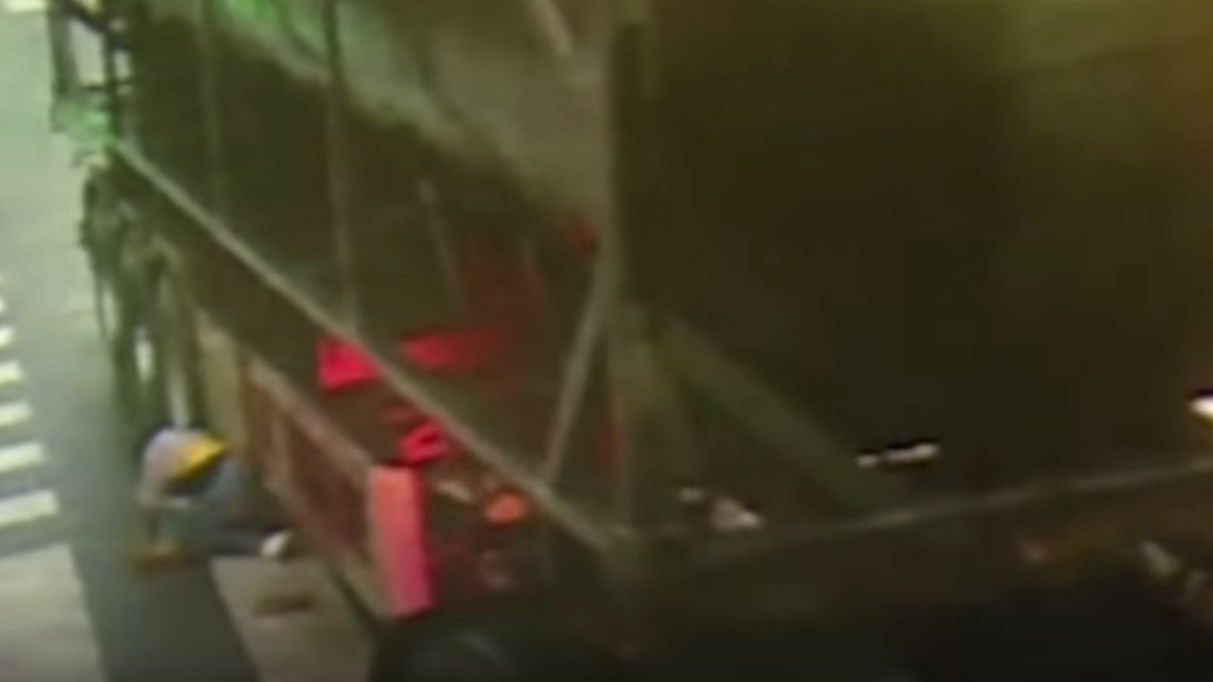 Γλίτωσε από θαύμα – Νταλίκα έπεσε πάνω σε γυναίκα που οδηγούσε ποδήλατο – ΒΙΝΤΕΟ