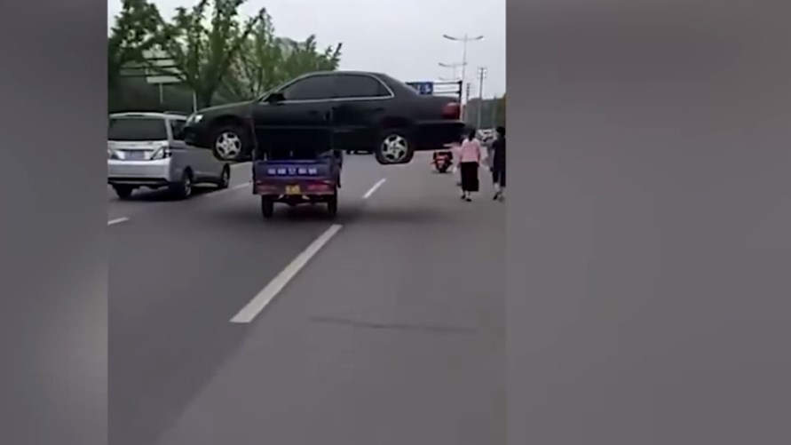 Συνέβη και αυτό – Μετέφερε αυτοκίνητο πάνω σε τρίκυκλο – ΒΙΝΤΕΟ