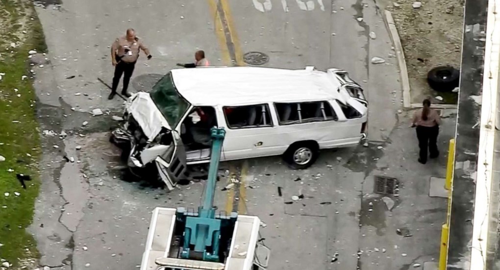 “Βουτιά” αυτοκινήτου από τον τέταρτο όροφο πάρκινγκ – ΒΙΝΤΕΟ