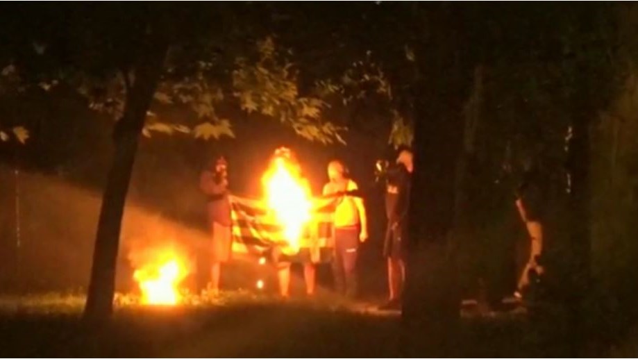 Κουκουλοφόροι έκαψαν ελληνική σημαία έξω από το Πολυτεχνείο