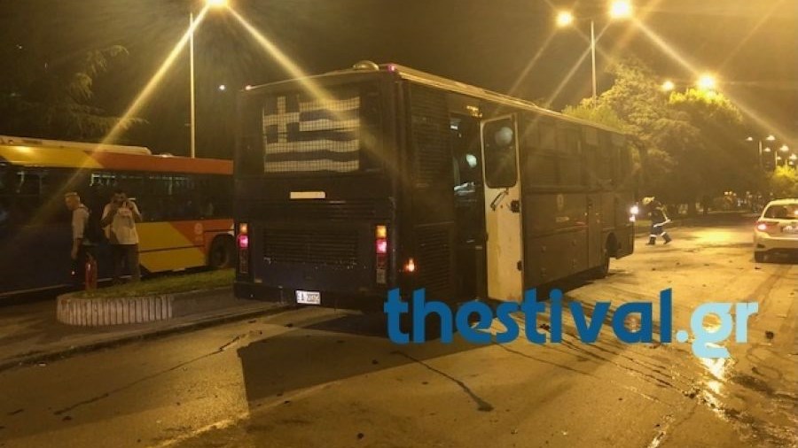 Επίθεση με μολότοφ σε διμοιρία των ΜΑΤ στη Θεσσαλονίκη – ΤΩΡΑ