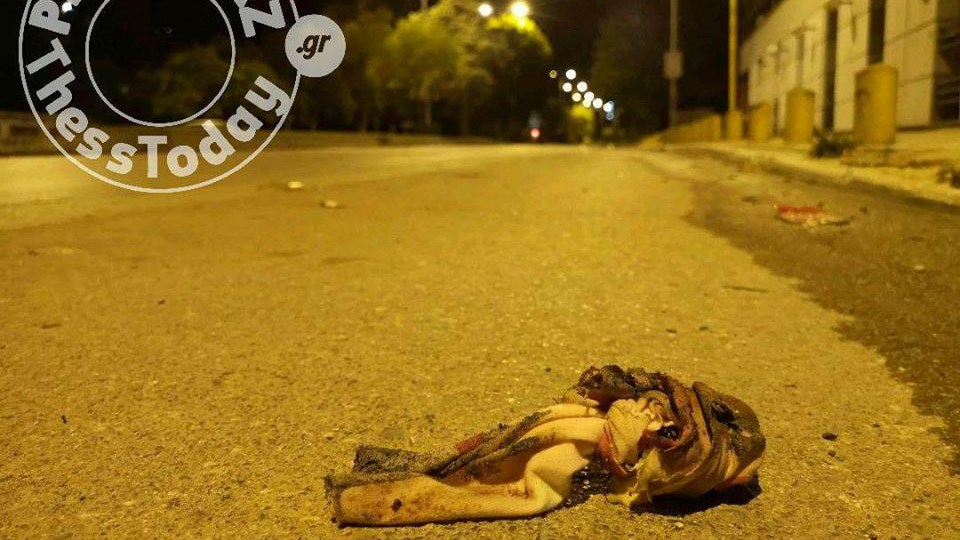 Νέες εικόνες από την επίθεση με μολότοφ σε διμοιρία των ΜΑΤ στη Θεσσαλονίκη – ΒΙΝΤΕΟ- ΦΩΤΟ