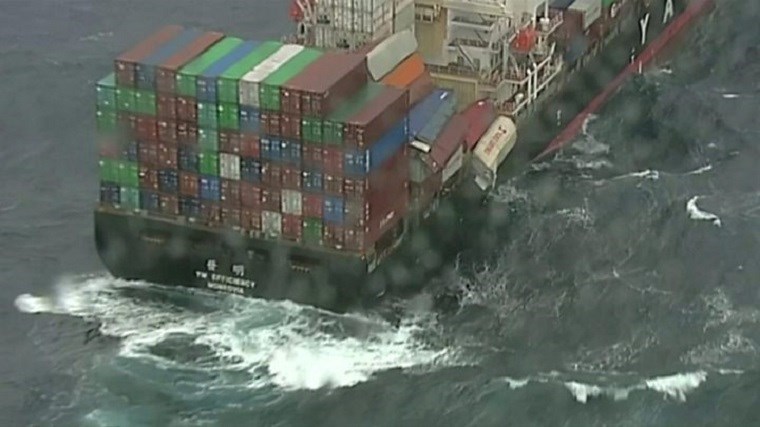 Φορτηγό πλοίο έχασε 83 κοντέινερ – Η θάλασσα γέμισε με… πάνες και σερβιέτες – ΦΩΤΟ – ΒΙΝΤΕΟ