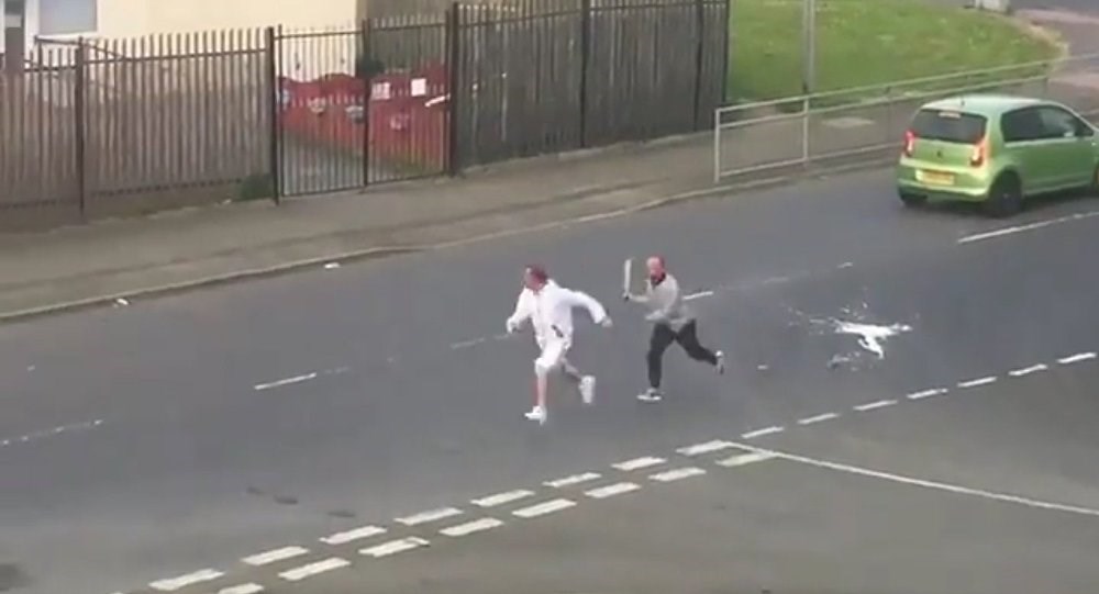 Σώθηκε από το… περιπολικό – Τον κυνηγούσε εξαγριωμένος άνδρας με μαχαίρι – ΒΙΝΤΕΟ