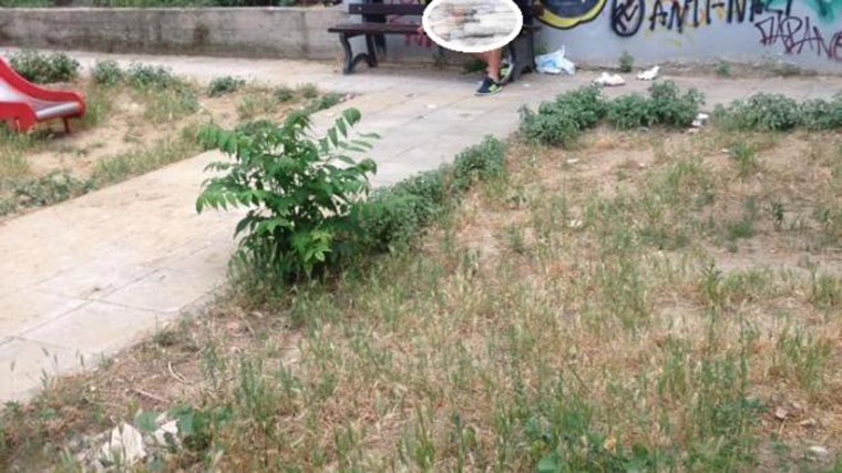 Εικόνες- σοκ από την Πάτρα:  Τοξικομανής κάνει χρήση ναρκωτικών δίπλα στην τσουλήθρα