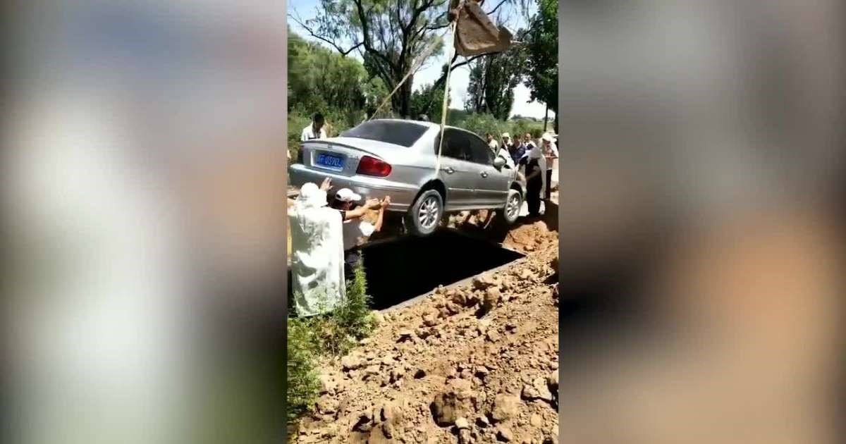 Τον έθαψαν μέσα στο… αγαπημένο του αυτοκίνητο – Ήταν η τελευταία του επιθυμία – ΒΙΝΤΕΟ