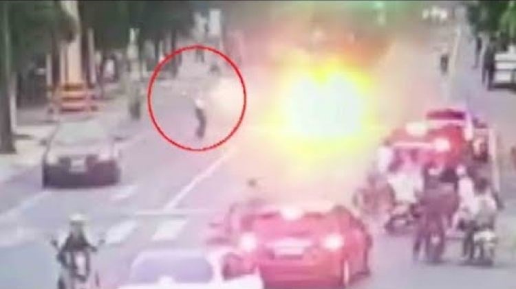 Γενναίος τροχονόμος σπεύδει σε φλεγόμενο όχημα – ΒΙΝΤΕΟ