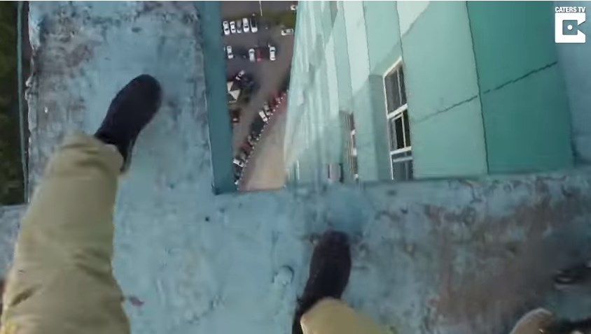 ΒΙΝΤΕΟ που κόβει την ανάσα: Κάνει πατίνι στην κορυφή ουρανοξύστη