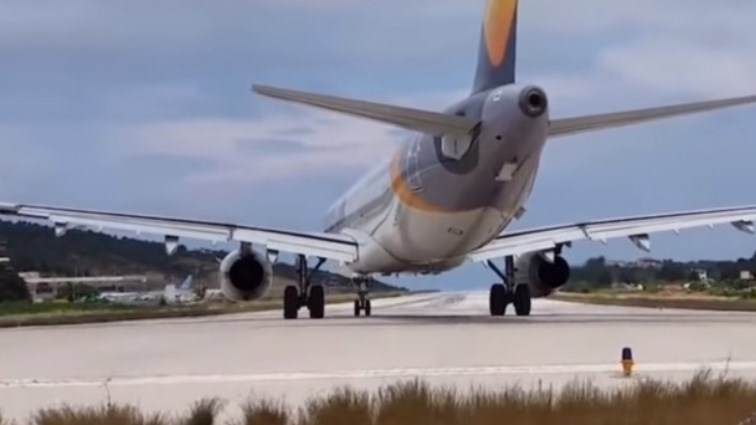 Η στιγμή που τουρίστας στη Σκιάθο πληρώνει ακριβά την περιέργειά του – Πήγε να δει την απογείωση ενός Airbus και… – BINTEO