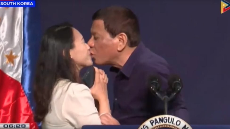 Νέα πρόκληση από τον Πρόεδρο των Φιλιππίνων- Φίλησε μια γυναίκα στο στόμα κατά τη διάρκεια ομιλίας του- ΒΙΝΤΕΟ