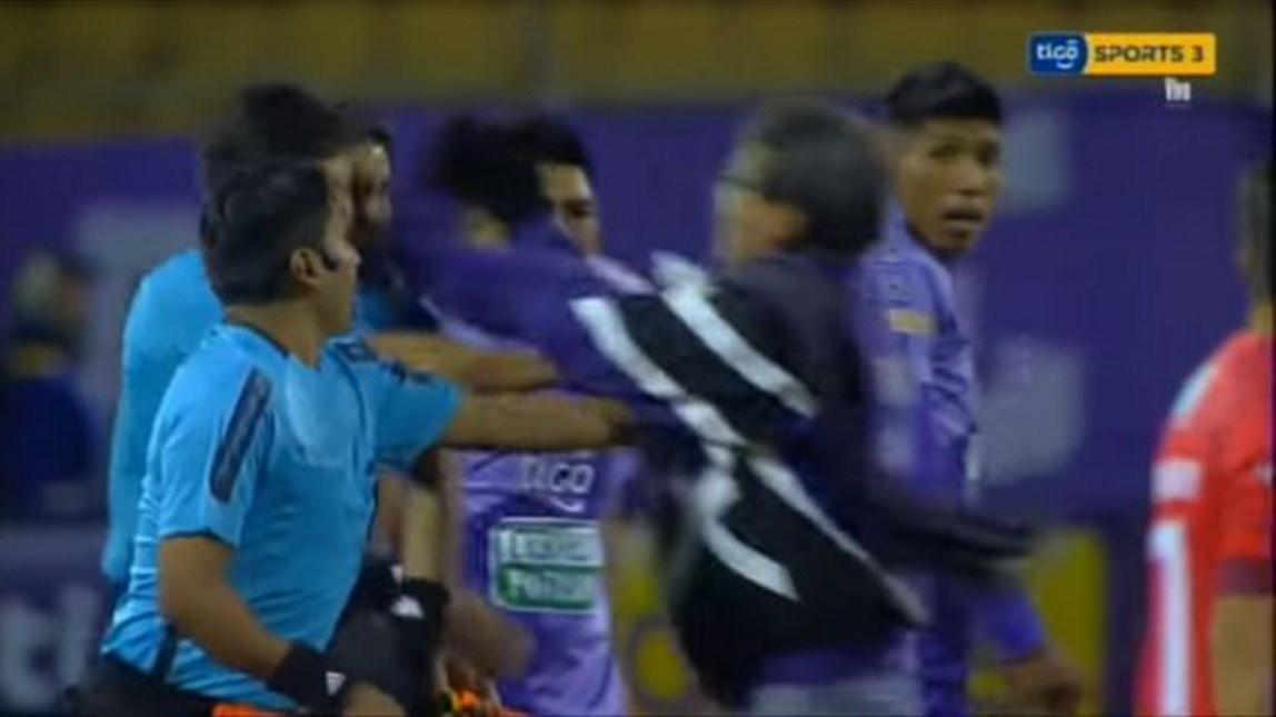 Χαμός στη Βολιβία- Πρόεδρος ποδοσφαιρικής ομάδας όρμηξε στον διαιτητή και τον χαστούκισε- ΒΙΝΤΕΟ