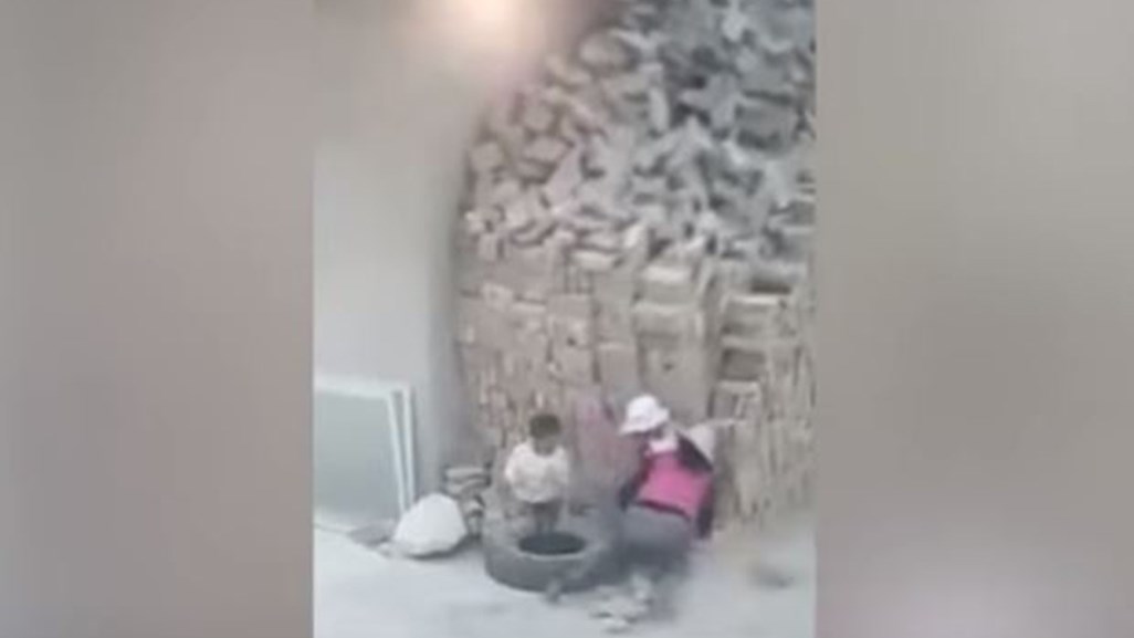 Τρομερό ατύχημα στην Κίνα: Σωρός από τούβλα πέφτει πάνω σε παιδιά -ΒΙΝΤΕΟ