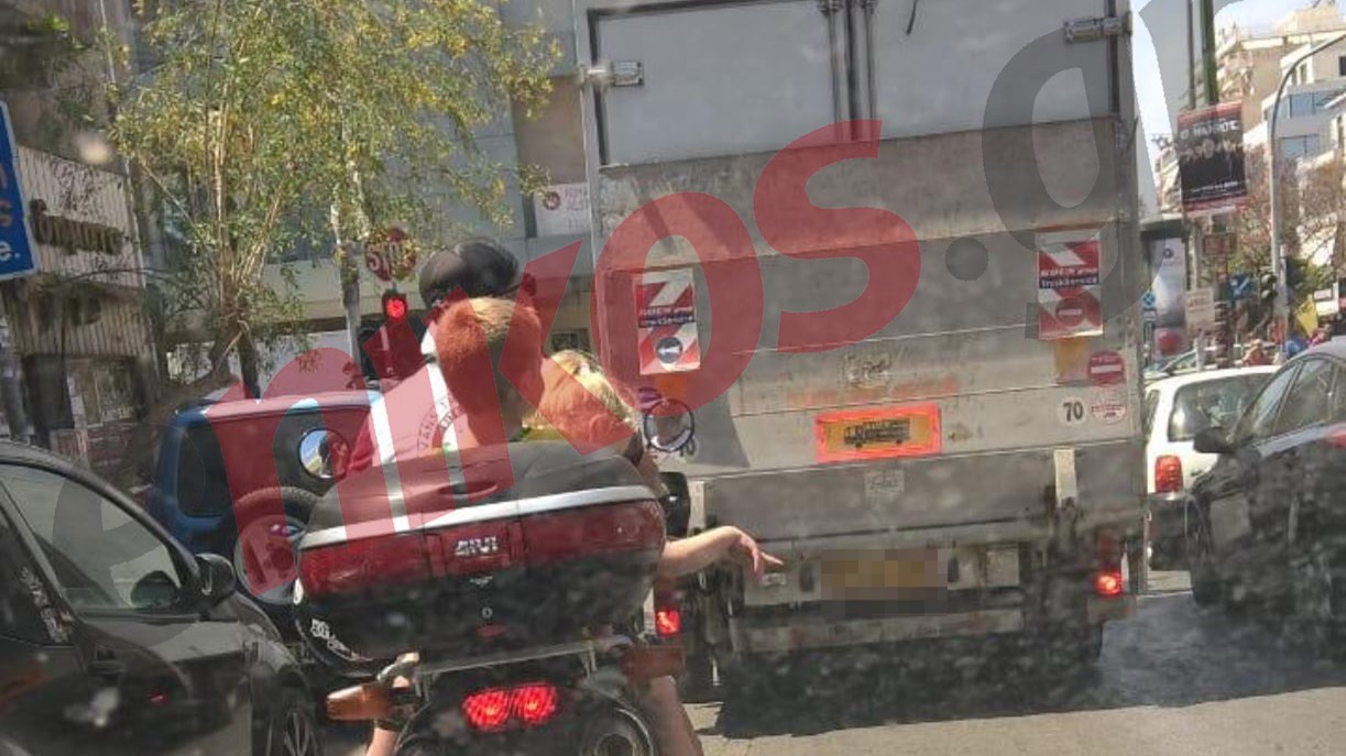 Πατέρας παίζει κορώνα – γράμματα τη ζωή των παιδιών του – Στη μηχανή τρία άτομα χωρίς κράνος – ΦΩΤΟ αναγνώστη