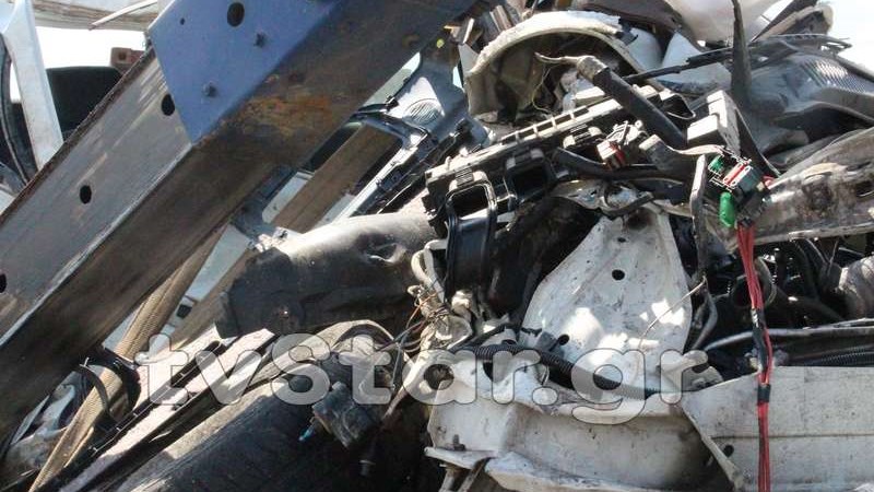 Σφοδρή σύγκρουση αυτοκινήτου με νταλίκα – Νεκρή μία γυναίκα- ΦΩΤΟ- ΒΙΝΤΕΟ