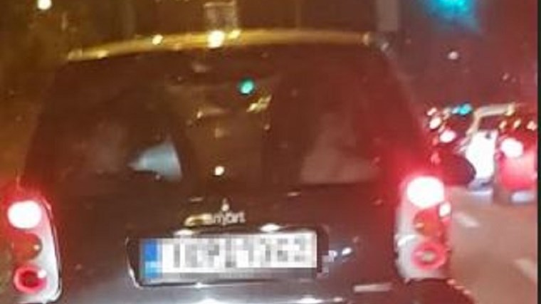 Ασυνείδητος οδηγός κινείται με μεγάλη ταχύτητα έχοντας βάλει στο πορτ παγκάζ Smart δύο παιδιά – ΦΩΤΟ αναγνώστη