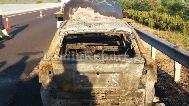 Ζευγάρι με μωρό σώθηκε από θαύμα – Κάηκε ολοσχερώς το αυτοκίνητο στο οποίο επέβαιναν – ΦΩΤΟ