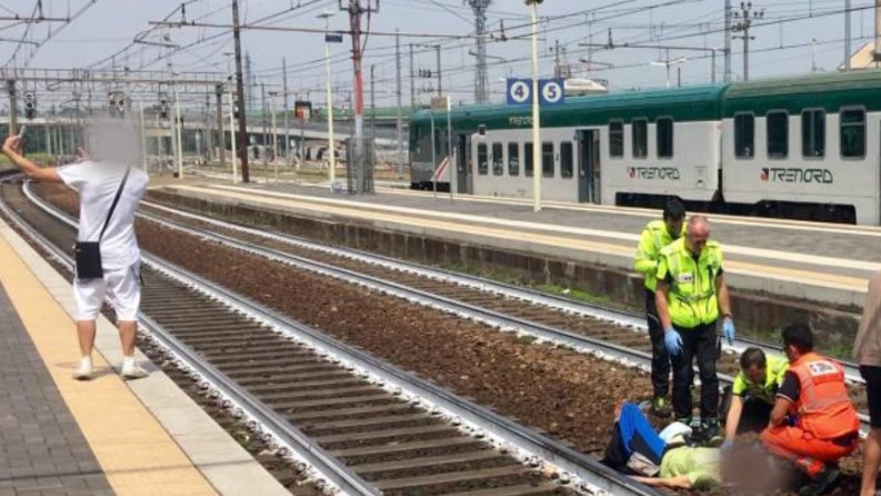 Η σέλφι της ντροπής – Άνδρας ποζάρει με φόντο γυναίκα που τη χτύπησε τρένο- ΒΙΝΤΕΟ