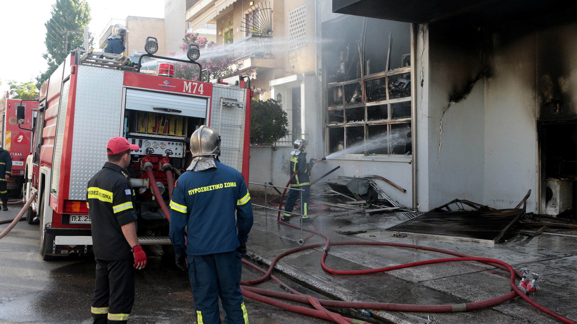 10 φωτογραφίες που αποτυπώνουν το μέγεθος της καταστροφής που προκάλεσε η φωτιά στην αποθήκη με ηλεκτρικά είδη στο Περιστέρι