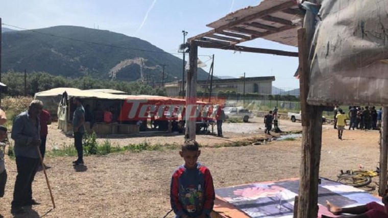 Λουλούδια και μια φωτογραφία της 13χρονης στο σημείο που έπεσε νεκρή στην Άμφισσα – ΦΩΤΟ