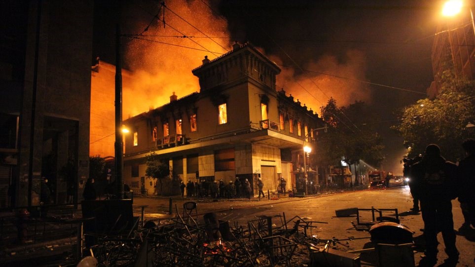 Αποζημίωση 4,8 εκατ. ευρώ διεκδικεί από το Δημόσιο η «Kosta Boda» για τις καταστροφές του 2012