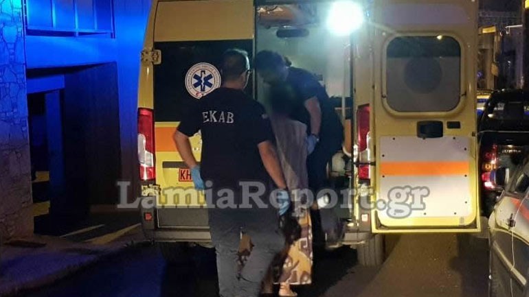 Οι πρώτες εικόνες από τον απεγκλωβισμό ηλικιωμένης γυναίκας από το φλεγόμενο διαμέρισμα στη Λαμία – ΦΩΤΟ