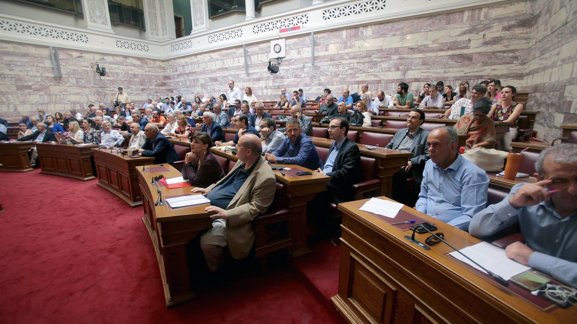 Ποιος βουλευτής του ΣΥΡΙΖΑ εμφανίστηκε με μαυρισμένο μάτι και τσιρότο στην ενημέρωση από τον Ευκλείδη Τσακαλώτο – ΦΩΤΟ