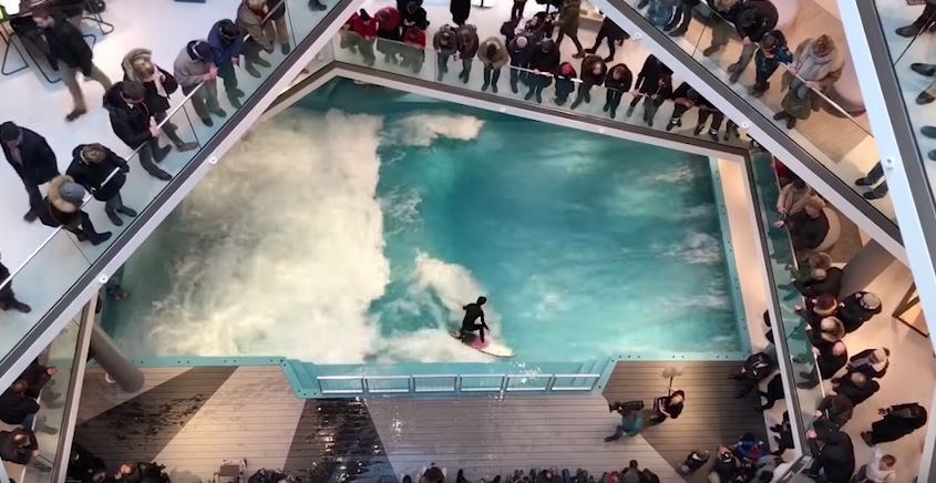 Μοναδικό θέαμα: Κάνουν σερφ και δαμάζουν τα κύματα μέσα σε εμπορικό κέντρο – ΒΙΝΤΕΟ