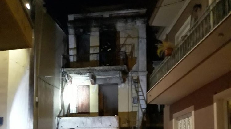 Φωτιά σε παλιό σπίτι στο ιστορικό κέντρο της Μυτιλήνης – Κινδύνεψε συνοικία – ΦΩΤΟ