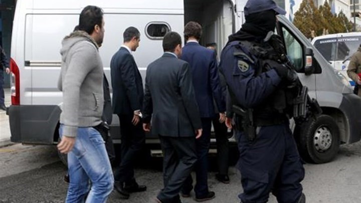 Ελεύθεροι αλλά με “δεσμά”- Αυτά είναι τα μέτρα υψίστης ασφαλείας για την προστασία των Τούρκων αξιωματικών
