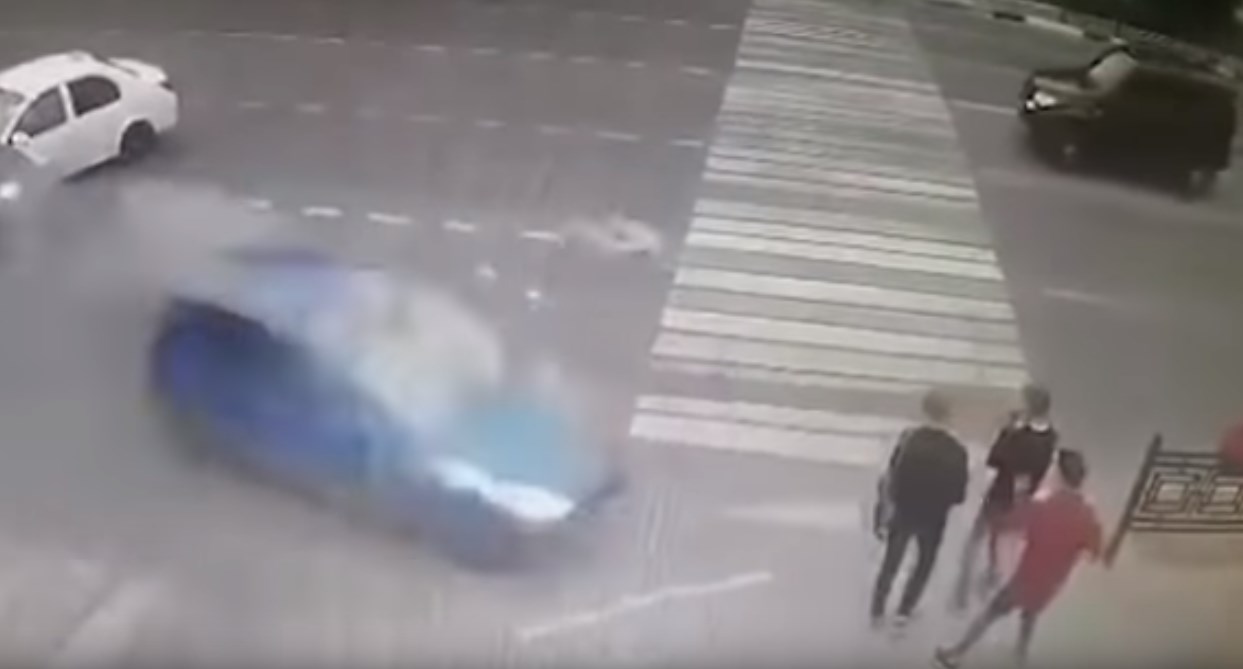 Προσοχή- Σκληρές εικόνες: Αυτοκίνητο πέφτει πάνω σε τρεις μαθητές και τους εκσφενδονίζει στον αέρα – ΒΙΝΤΕΟ
