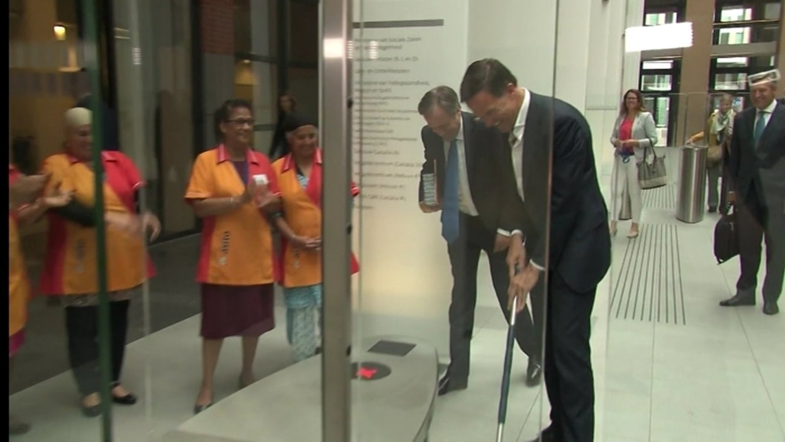 Και νοικοκύρης και Πρωθυπουργός- Πήρε τη σφουγγαρίστρα και άρχισε τη… φασίνα- ΒΙΝΤΕΟ