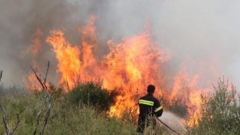 Μεγάλη φωτιά στα Χανιά – Κινδύνευσαν σπίτια