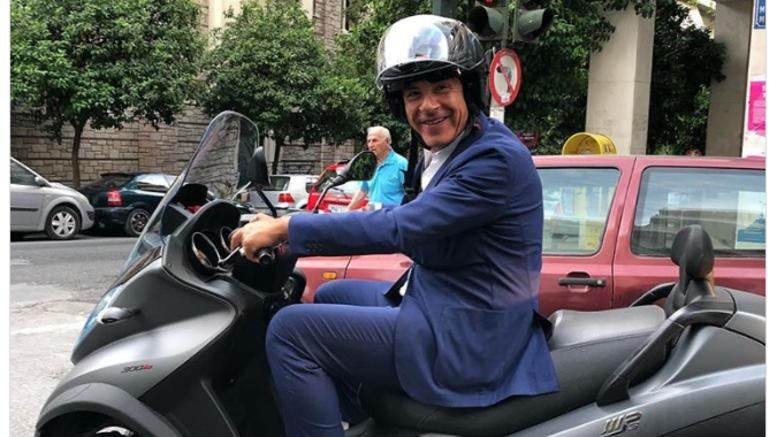 Όταν ο Μητσοτάκης συνάντησε τυχαία στο… φανάρι τον Θεοδωράκη- ΦΩΤΟ