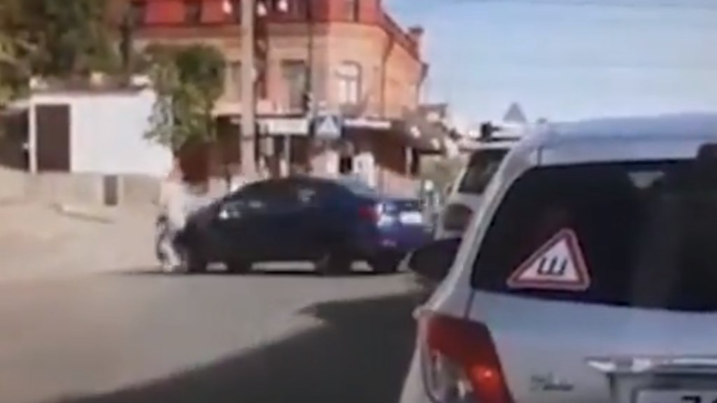 Του ζήτησε διαζύγιο και έπεσε πάνω της με το αυτοκίνητο – ΒΙΝΤΕΟ