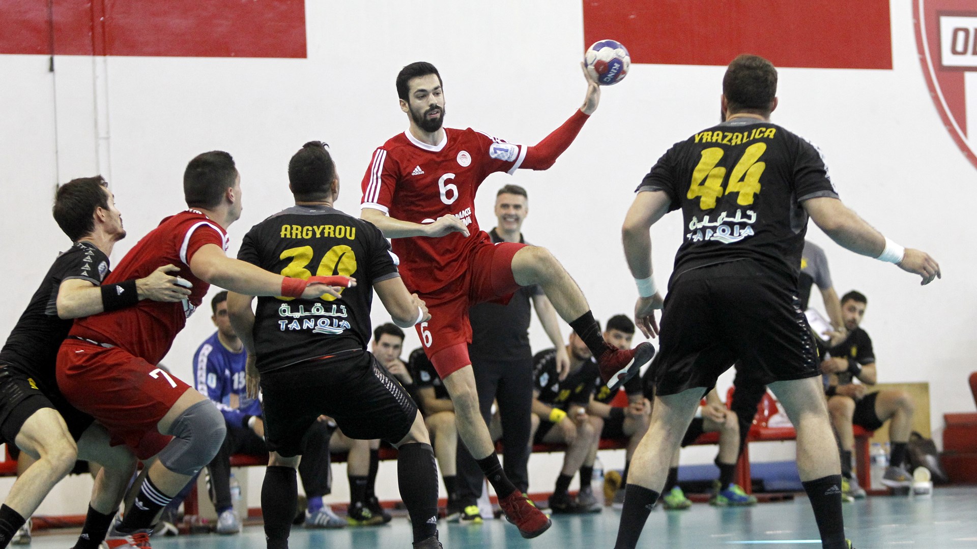 Mπουνιές μεταξύ παικτών στο Ολυμπιακός – ΑΕΚ – ΒΙΝΤΕΟ