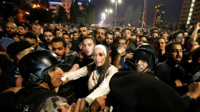 Βίαιες συγκρούσεις μεταξύ διαδηλωτών και δυνάμεων καταστολής στην Ιορδανία