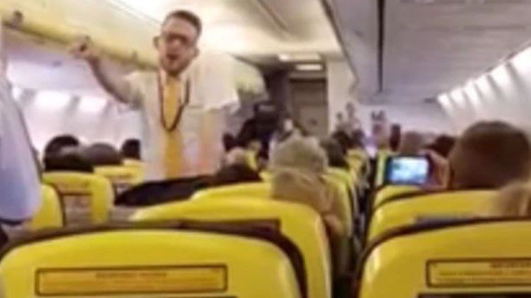 Ο ξέφρενος χορός ενός αεροσυνοδού που ξετρέλανε τους επιβάτες- ΒΙΝΤΕΟ
