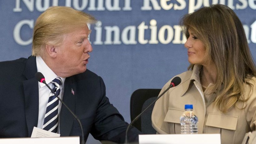 Δημόσια επίδειξη αγάπης Τραμπ σε Μελάνια: Ο κόσμος σε αγαπάει γλυκιά μου – ΒΙΝΤΕΟ