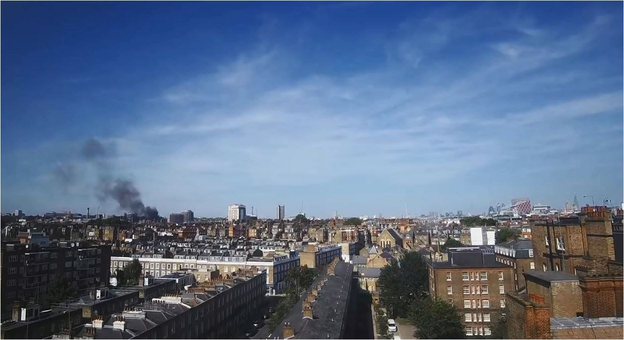 Εντυπωσιακό timelapse ΒΙΝΤΕΟ αναγνώστη του enikos.gr από τη φωτιά στο πολυόροφο ξενοδοχείο του Λονδίνου