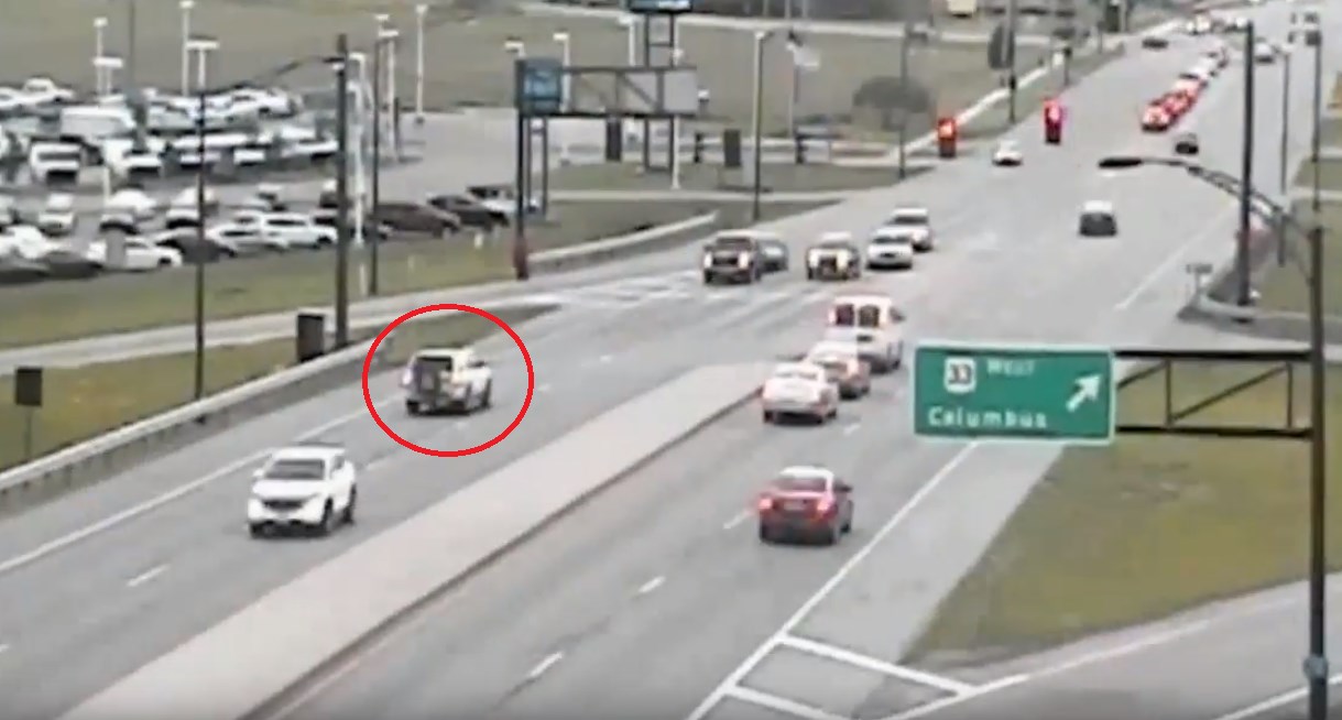 Απέφυγε το μποτιλιάρισμα οδηγώντας… ανάποδα για 1,5 χιλιόμετρο- ΒΙΝΤΕΟ