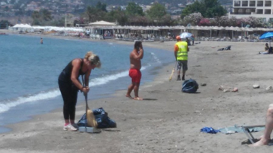Με… σκούπα και φαράσι προσπαθούν να καθαρίσουν τις παραλίες από την πίσσα στον Δήμο Σαρωνικού – ΦΩΤΟ