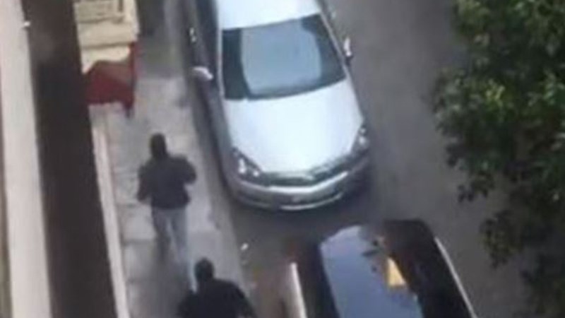 Κουκουλοφόροι επιτέθηκαν στο γραφείο του Μιλτιάδη Βαρβιτσιώτη στο κέντρο της Αθήνας – ΤΩΡΑ