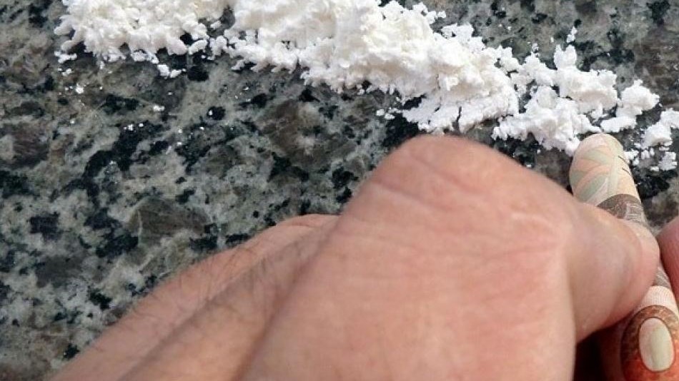 Το χιόνι, το κοκορέτσι, το άσπρο άλογο και η κυρία – Τι έκρυβαν τα κουτιά του ντεπόν – Σάλος στην Πάτρα