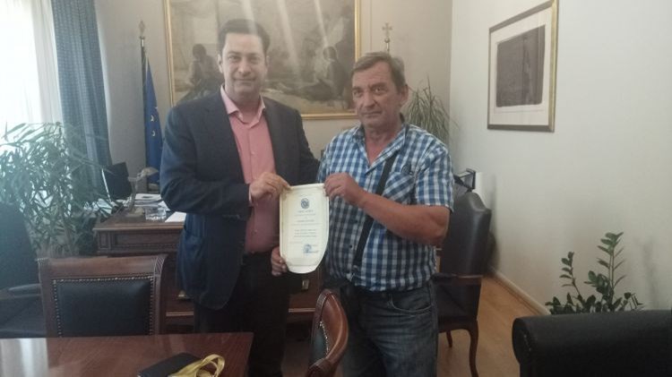 Υπάλληλος του Δήμου Αγρινίου βρήκε πορτοφόλι γεμάτο με χρήματα και το παρέδωσε – ΦΩΤΟ