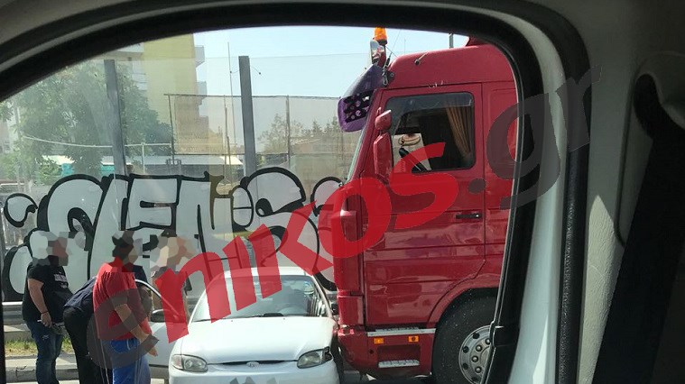 Σύγκρουση νταλίκας με αυτοκίνητο στον Κηφισό – ΦΩΤΟ αναγνώστη